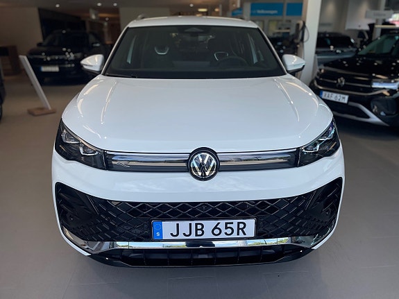 Volkswagen Tiguan 2 of 5