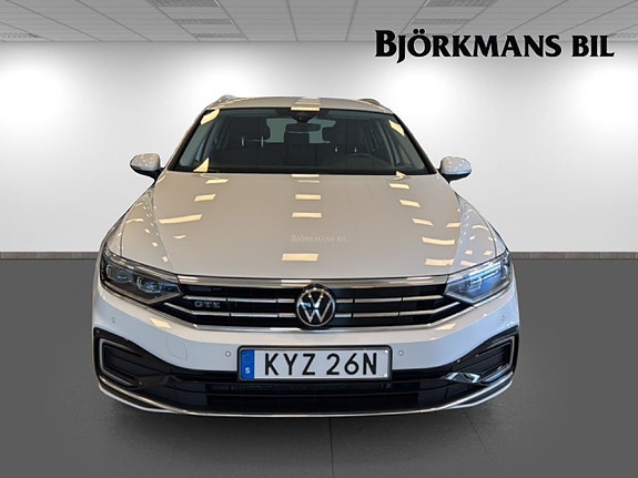Volkswagen Passat 2 of 14