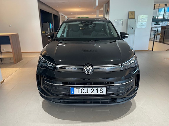 Volkswagen Tiguan 2 of 5