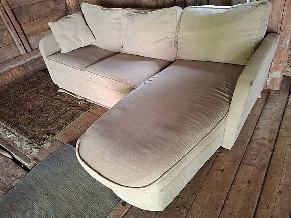 Beige bäddsoffa med divan