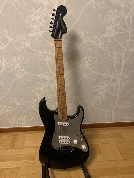 Squier Stratocaster elgitarr svart