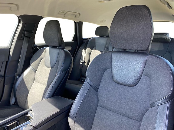 Volvo V90 Cross Country 2 of 4