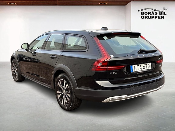 Volvo V90 Cross Country 2 of 14