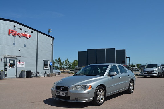 Volvo S60 2 of 5