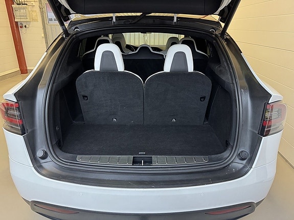 Tesla Model X 16 of 21