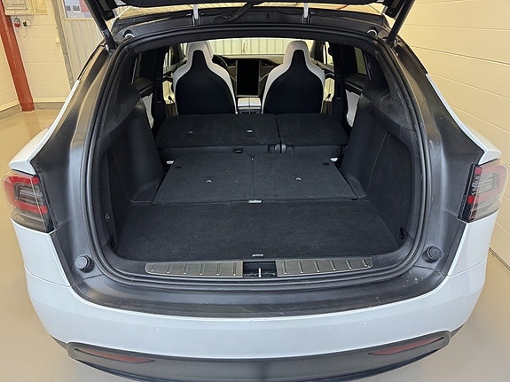 Tesla Model X 18 of 21