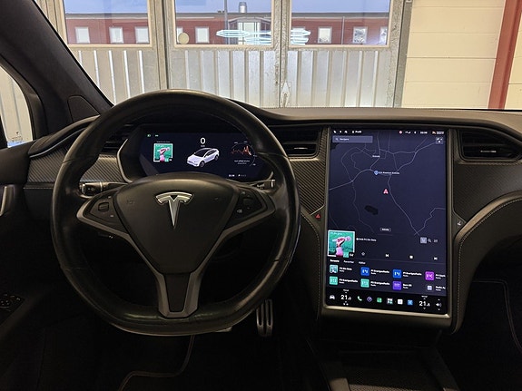 Tesla Model X 10 of 21