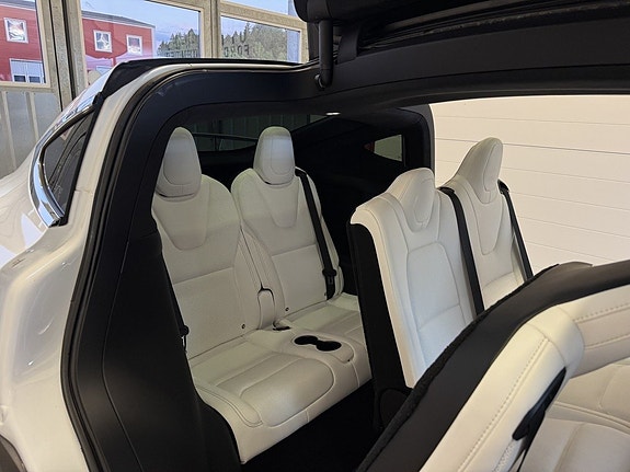 Tesla Model X 7 of 21