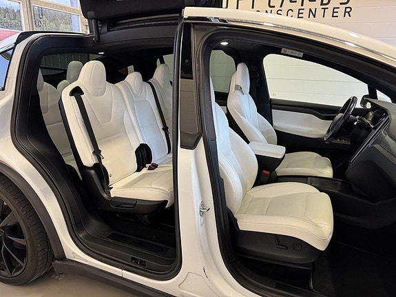 Tesla Model X 4 of 5