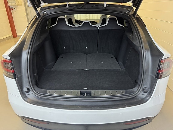 Tesla Model X 17 of 21
