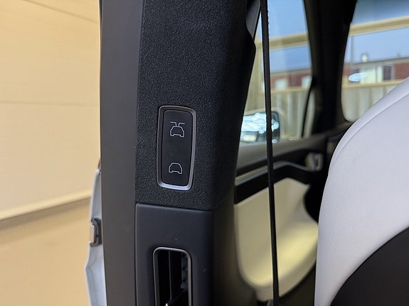 Tesla Model X 15 of 21