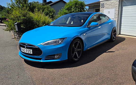 Tesla Model S 3 of 5