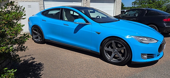 Tesla Model S 2 of 5