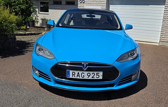 Tesla Model S 4 of 5