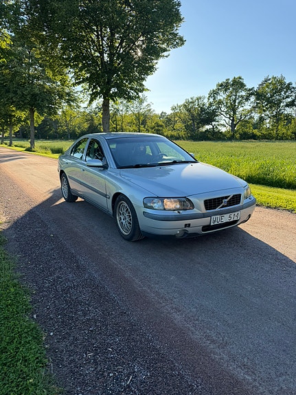 Volvo S60 2 of 5