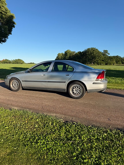 Volvo S60 4 of 5