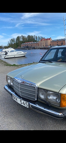 Mercedes-Benz 200 3 of 5