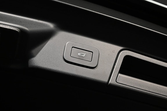 Land Rover Range Rover Velar 25 of 28