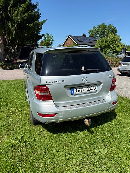 Mercedes-Benz ML350 3 of 5