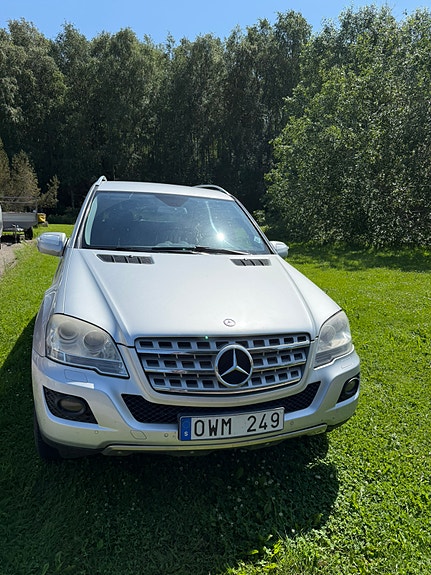 Mercedes-Benz ML350 2 of 5