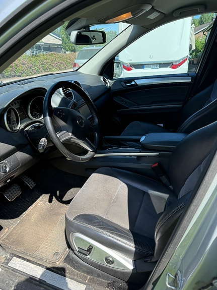 Mercedes-Benz ML350 5 of 5