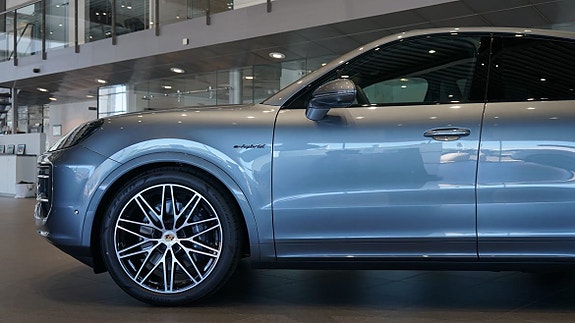 Porsche Cayenne Coupe 3 of 5