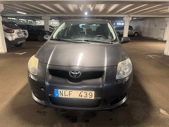 Toyota Auris 2 of 5
