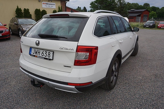 Skoda Octavia Scout 3 of 5