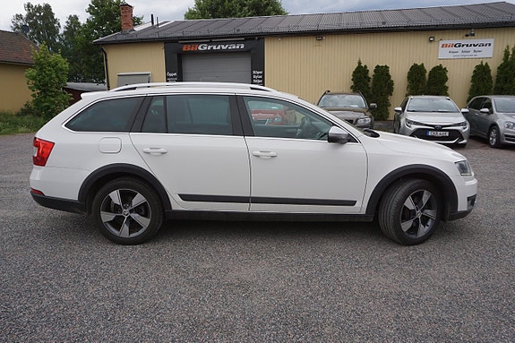Skoda Octavia Scout 2 of 5