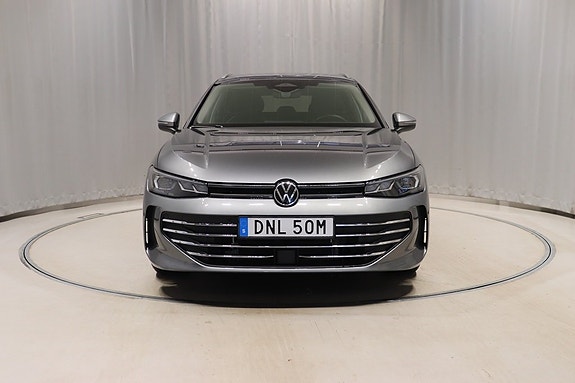 Volkswagen Passat 2 of 5