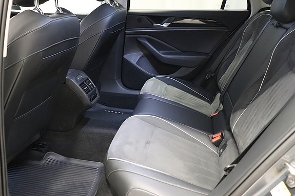 Volkswagen Passat 8 of 12