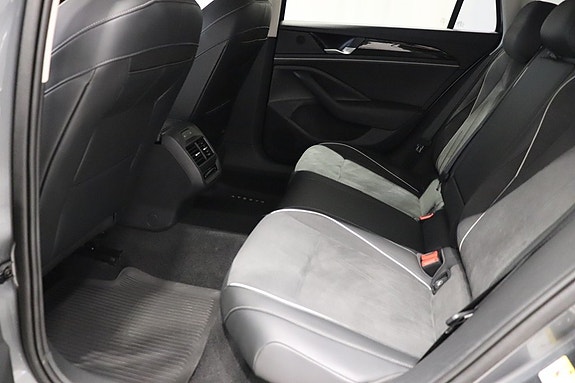 Volkswagen Passat 8 of 12