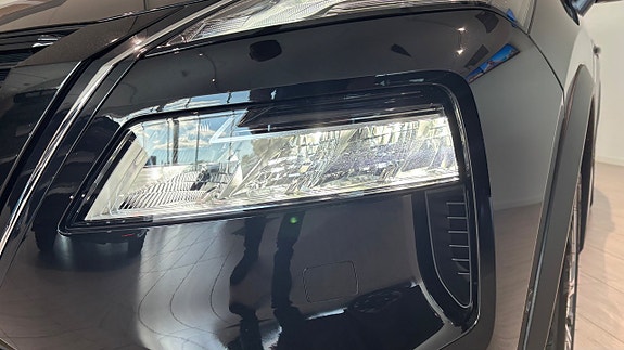 Nissan X-Trail 3 of 5