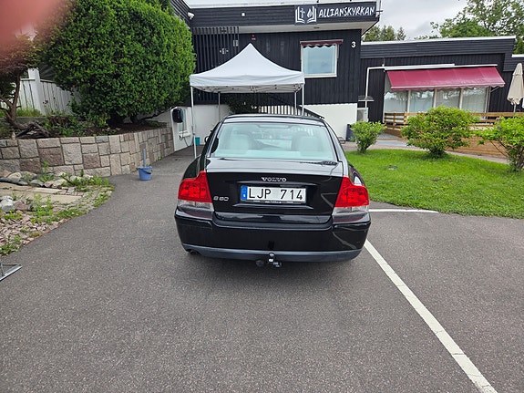 Volvo S60 4 of 5