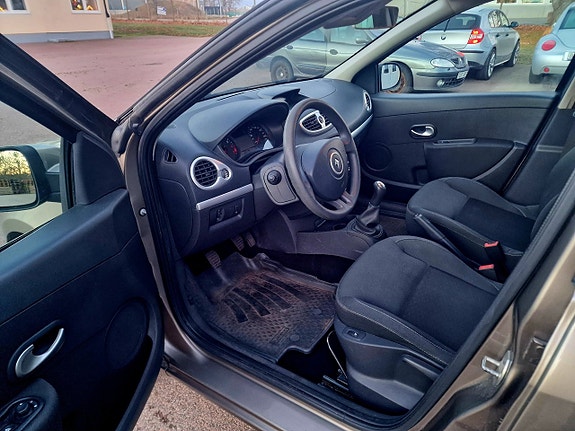 Renault Clio 9 of 17