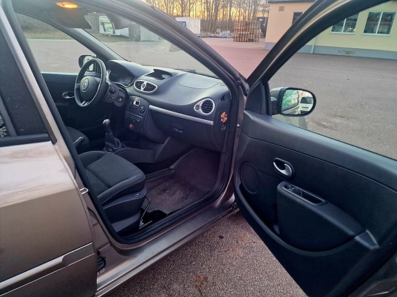 Renault Clio 11 of 17