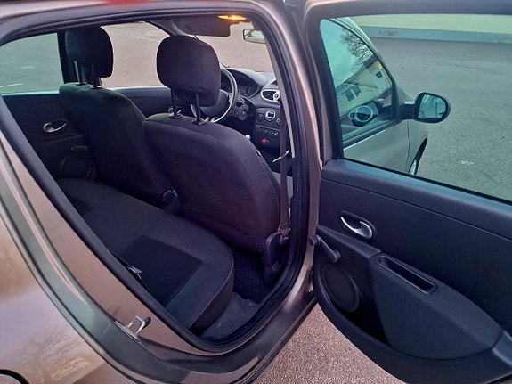 Renault Clio 12 of 17