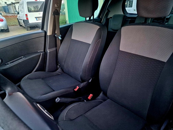 Renault Clio 15 of 17