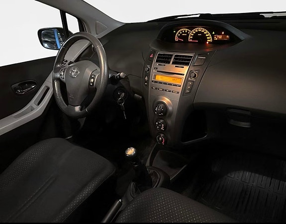 Toyota Yaris 2 of 4