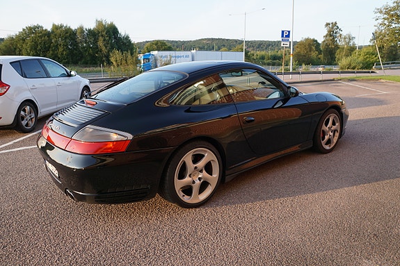 Porsche 911 Carrera 4S 3 of 5