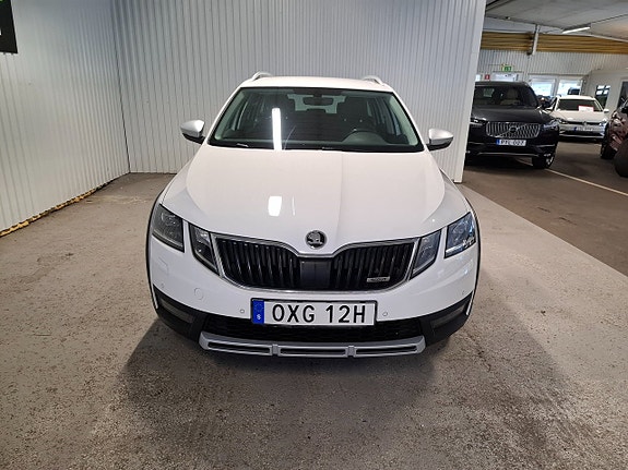 Skoda Octavia Scout 2 of 5