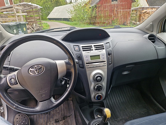 Toyota Yaris 5 of 9