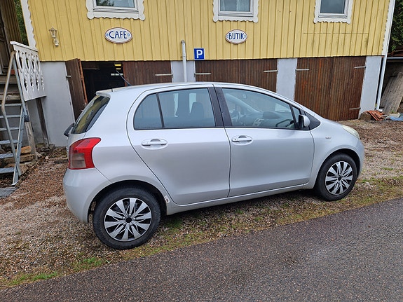 Toyota Yaris 4 of 9