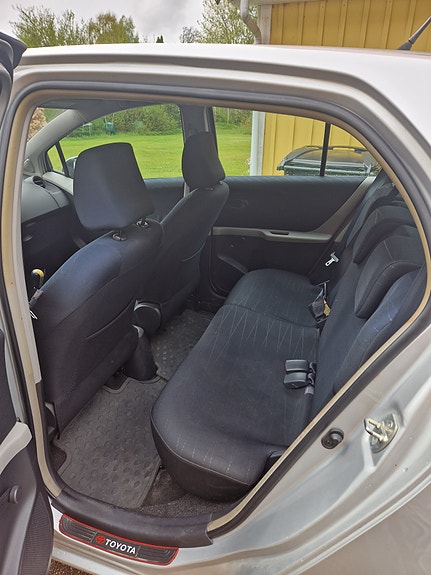 Toyota Yaris 7 of 9