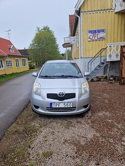 Toyota Yaris 2 of 9