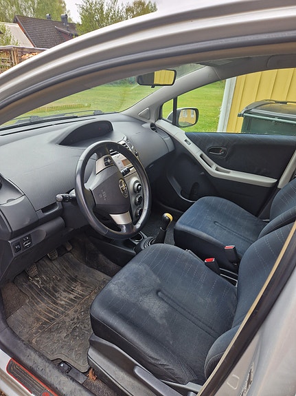 Toyota Yaris 6 of 9