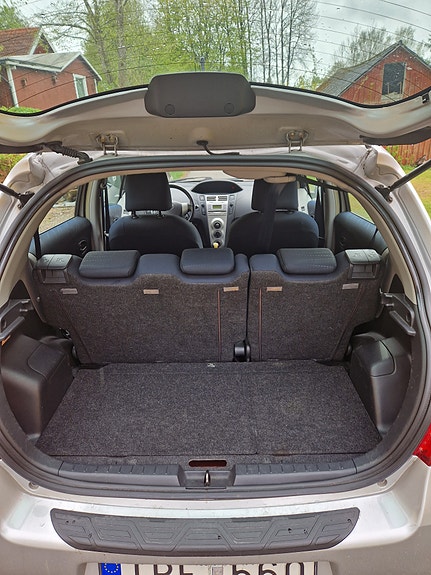Toyota Yaris 8 of 9