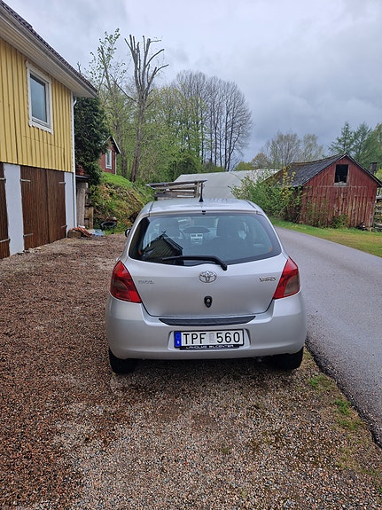 Toyota Yaris 3 of 9