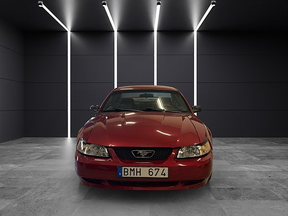 Ford Mustang 2 of 5