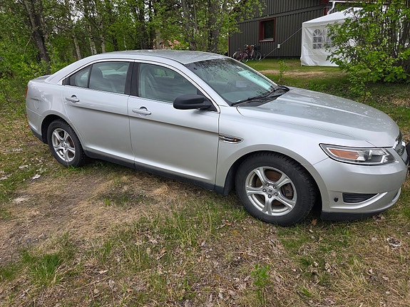 Ford Taurus 3 of 5